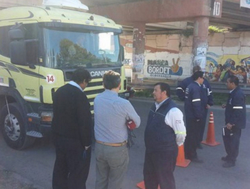 CAMIÓN EXCEDIDO DE CARGA ROMPIÓ BÁSCULA DE CONTROL